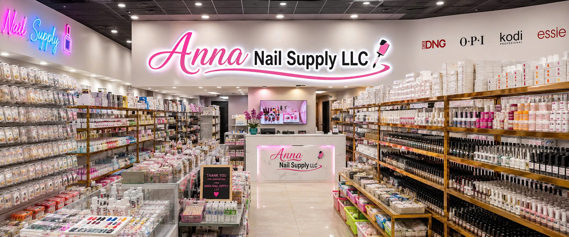 Không gian cửa hàng nail supply dành cho khách của Anna Nail Supply